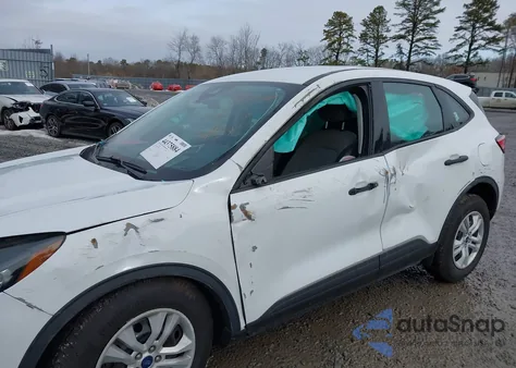 2022 Ford Escape S z USA, uszkodzony, nr VIN 1FMCU0F65NUB58018